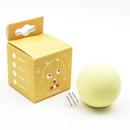 Valley of the Wolves interaktiver gelber Katzenspielzeugball aus Plüsch mit Soundfunktion neben der Produktverpackung