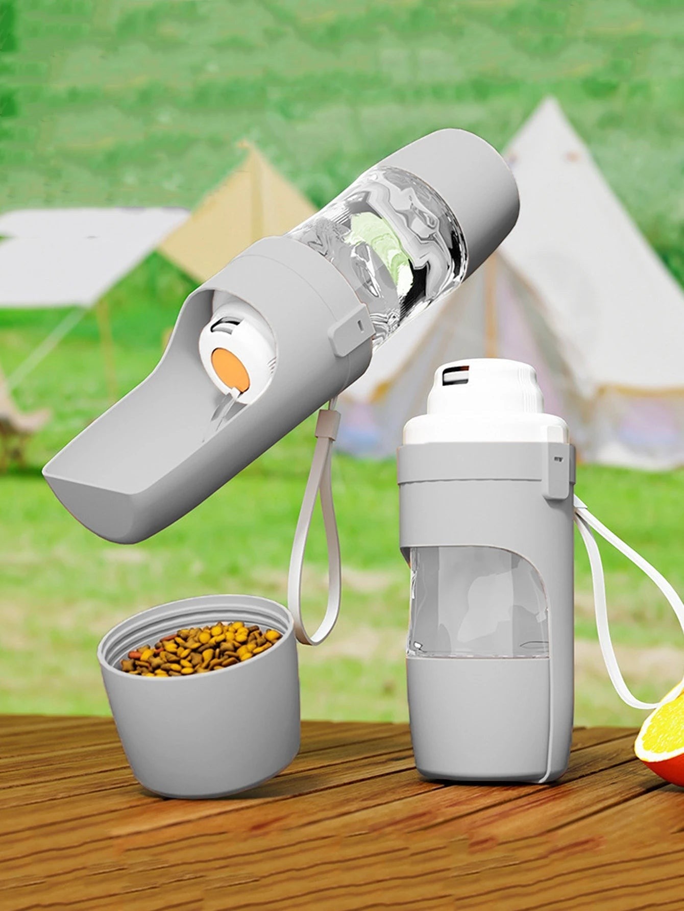 Valley of the Wolves graue 2-in-1 Haustier-Wasserflasche mit Futterbehälter für unterwegs auf einem Holztisch