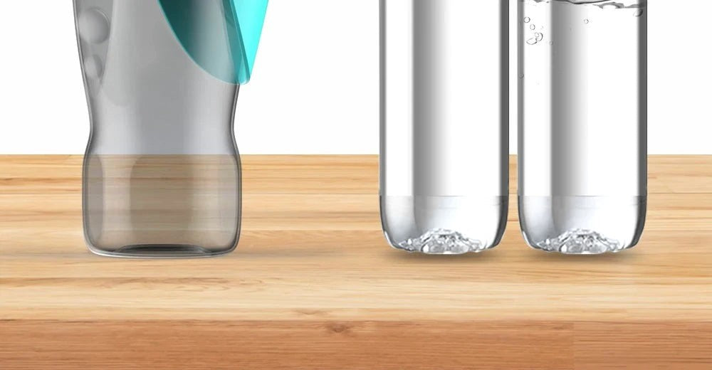 Valley of the Wolves tragbare 800 ml Hundewasserflasche aus Kunststoff für unterwegs auf einem Holztisch
