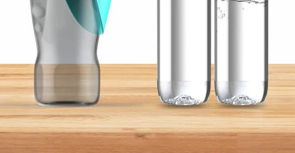 Valley of the Wolves tragbare 800 ml Hundewasserflasche aus Kunststoff für unterwegs auf einem Holztisch
